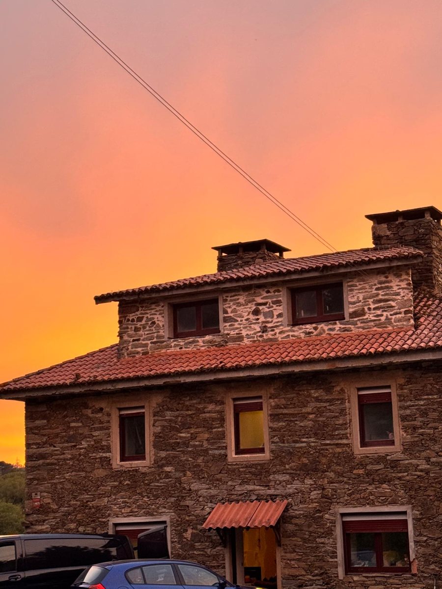 A casa de pedra de O Mestre do Can ao solpor, en Abegondo
